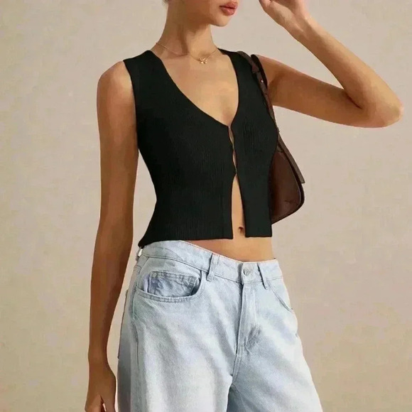 Black Casual Women's Solid Color Sleeveless Knit Top - Picture 2 of 7